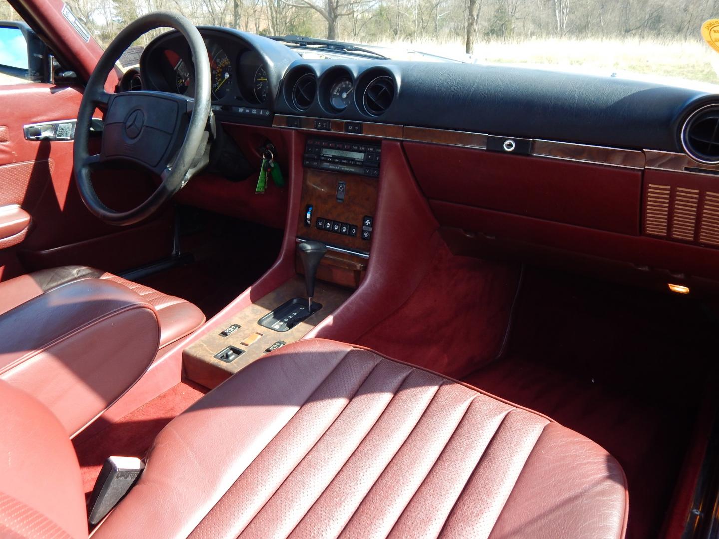 1989 White /Red Mercedes-Benz 560 (WDBBA48D9KA) with an 5.6 Liter V8 engine, Automatic transmission, located at 6528 Lower York Road, New Hope, PA, 18938, (215) 862-9555, 40.358707, -74.977882 - Here is a well cared for 1989 Mercedes-Benz 560 SL 2 top roadster, 5.6 Liter V8 engine, auto trans, leather interior, power windows, central locking system, cruise control, climate control, factory alloy wheels, fog lights, power antenna, wood trim, AM/FM/CD stereo. Comes with car cover. 6/24 Pa. I - Photo#12